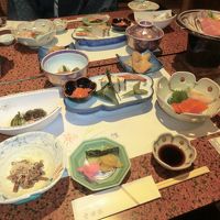 夕食の一例。飛騨牛や飛騨サーモンなど土地の食材が並びます。