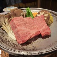 A5ランクの霜降り飛騨牛陶板焼き。口の中でとろけます。