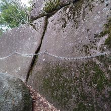 山頂までの道　細い道