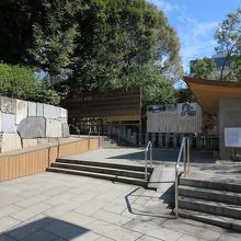 境内を進みます