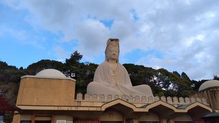 大きな観音様が目印