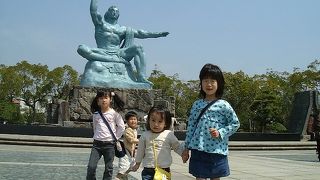 孫たちと長崎平和公園／２００５．４