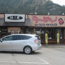 国道120号線沿いにあります