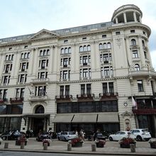 通りに面して建つ老舗ホテルブリストル