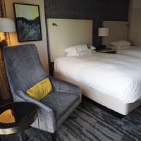 一人掛けソファーとベッド