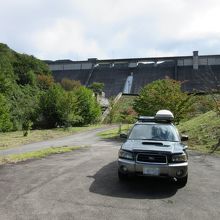 ダムサイト・ダム下どちらも公園になっていて駐車場完備