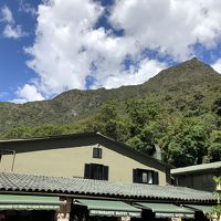 ホテルの後ろにそびえるインカの山並み