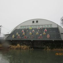 建物に飾られた雛