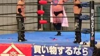 上野の野外でハチャメチャプロレス