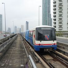 道路に挟まれた単線区間