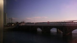 幅の広い川や浜名湖を渡る車窓も迫力十分です