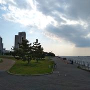 駅近の海沿い遊歩道です。