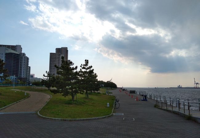 駅近の海沿い遊歩道です。