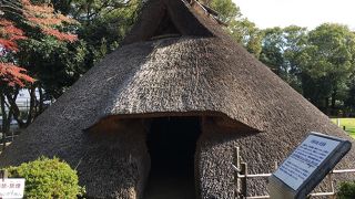 阪神間では貴重な竪穴住居の復元。