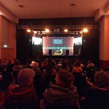 開演前のホールの様子