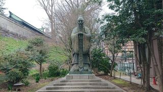 湯島聖堂にある孔子の像。孔子像の銅像としては世界最大。( ﾟ∀ﾟ)