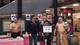 商店街プロレスも開催！　食事も専門店街が充実
