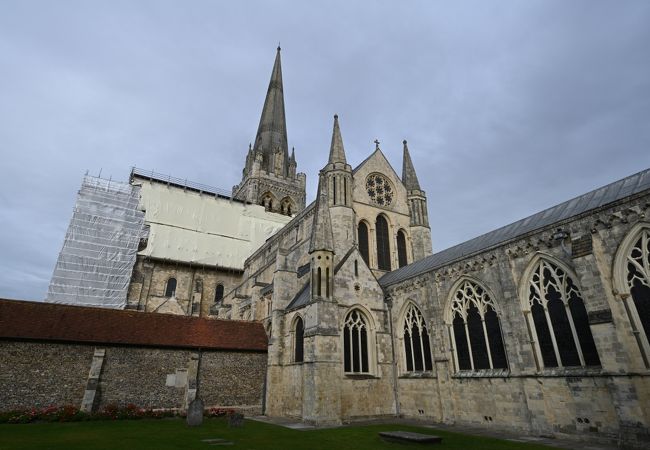イギリスの大聖堂では珍しく、鐘楼が教会堂とは別に建っている