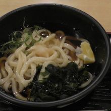 出汁をかけたうどん