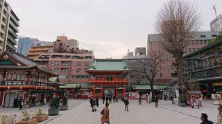 神田明神の境内は広くて、色々な建築物があり、観光スポットにはたいへん良し。