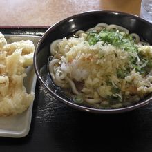 ぶっかけうどん大、半熟卵天、とり天（合計780円）