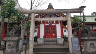 神田明神境内の中の左側奥にあり。石造りの鳥居が建物の前に立ってます。