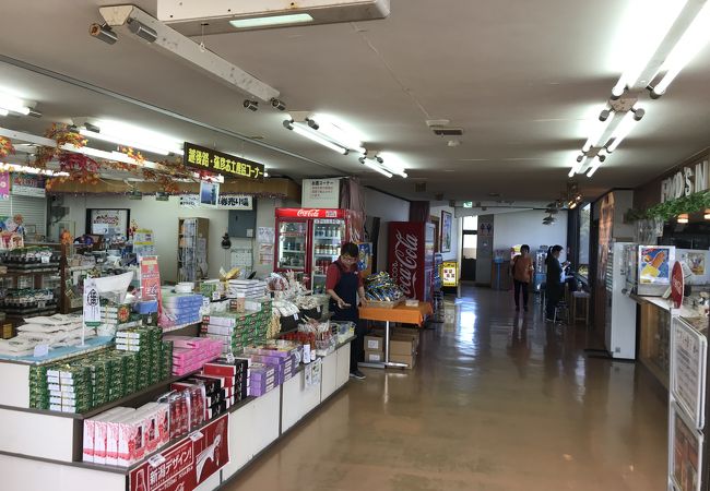 いろいろある売店です。