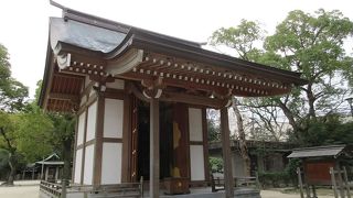 境内にある比較的あたらしい堂宇が亀山上皇尊像奉安殿です。