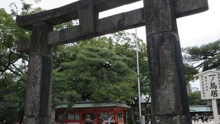 笠木の反り返り具合が絶妙で、とれも軽快でリズミカルな印象を受けました。