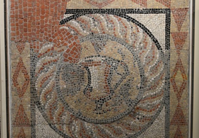 商店街の地下に遺跡があるが、展示は貧弱。時間の余った人向き。