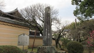 菅原道真公が詠んだ非常に有名な和歌が彫られています。