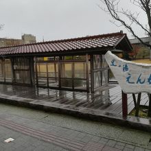 屋根がありますので雨天の足湯利用もできます。