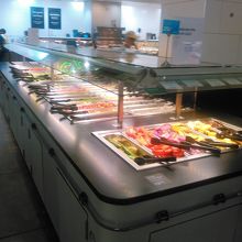 デリカテッセン。コールドミールのコーナー。サラダ充実。