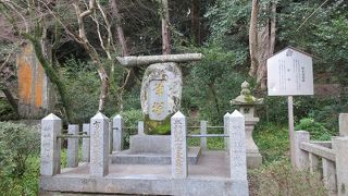 にした硯の上に筆を横に乗せたような珍しい形状