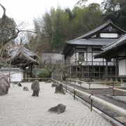 シンプルで、なおかつ凛とした雰囲気の漂う素晴らしい庭園だと思いました。