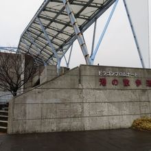 階段を上がって下さい