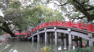 真っ赤な欄干が美しい。