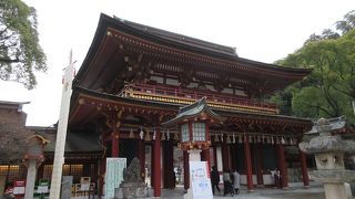 赤く塗られた楼門の前の参道の両側には石灯籠も並び、見ごたえのある景観を形作っていました。