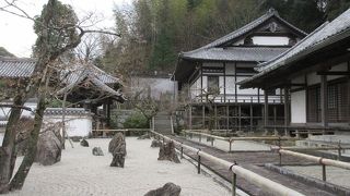シンプルで、なおかつ凛とした雰囲気の漂う素晴らしい庭園だと思いました。