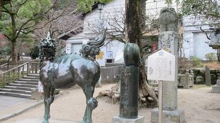 キリンビールのラベルに架かれている麒麟を思わせるスレンダーな姿。