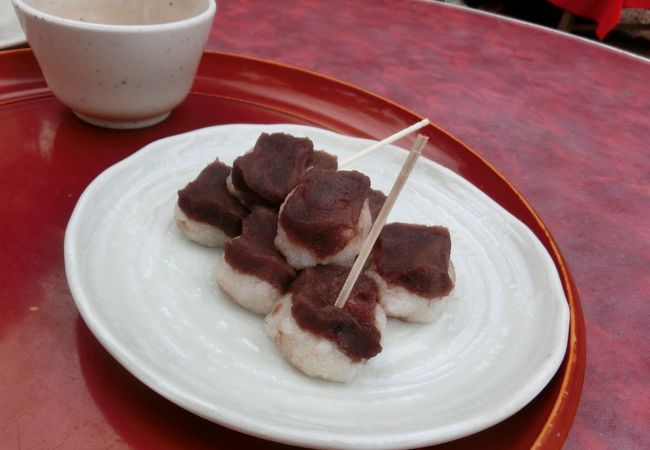 神護寺への長い階段の途中、もみぢ餅で一息