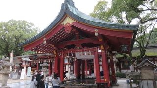 赤く塗られた柱や梁、青銅葺きの屋根のバランスが非常に良く、とても美しい建築でした。