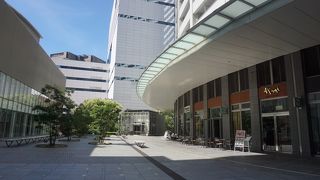 中央にヨーロッパの中世の町のような広場があって