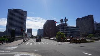 周囲は視界が広く開けた印象