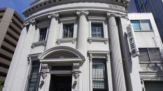 イオニア式ジャイアント・オーダーが整った美しさ