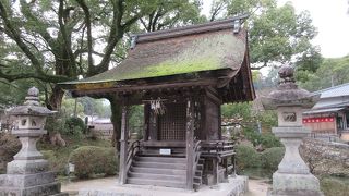 立ち止まる方は少ないのですが、苔むした葺屋根など、私には風情が感じられました。