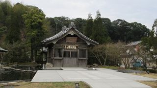 木造の小さな建物で、これを【浮殿】というには無理があると思われました。