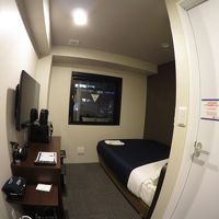 部屋は落ち着いたデザイン。広めの部屋。