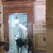 中庭から奥に入ってチケットカウンターがありました