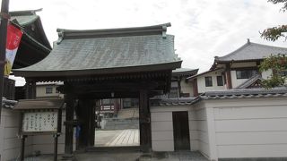 青銅葺きの山門と境内にある鐘楼は見ごたえがありました。